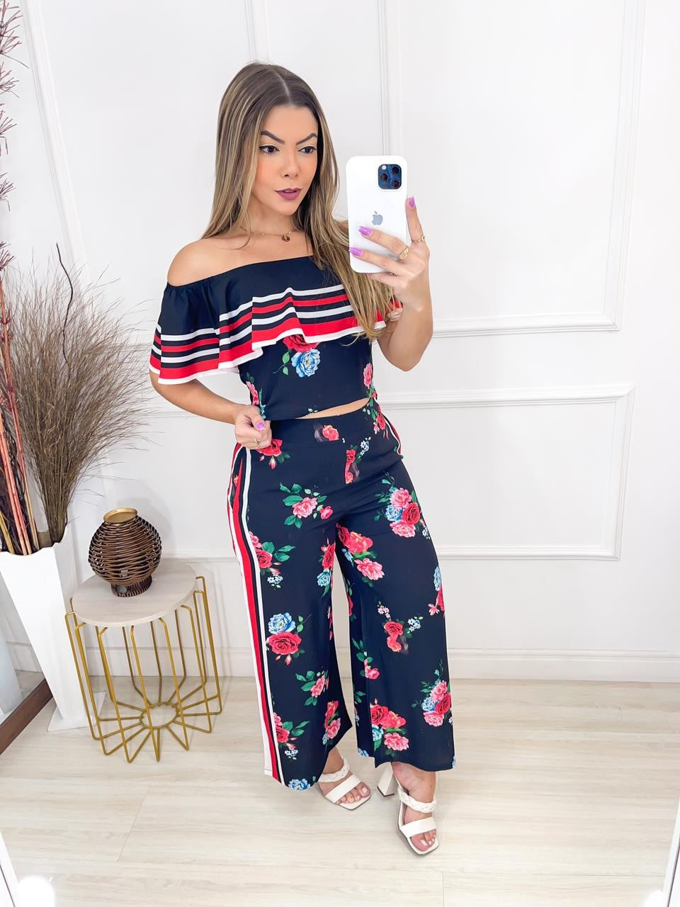 Conjunto cropped e calça estampada flores listra